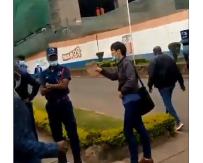 (VIDEO) Mnanishika kama Kuku – Swahili-speaking Chinese man breathes fire after he was harassed at Kenyatta National Hospital by guards.