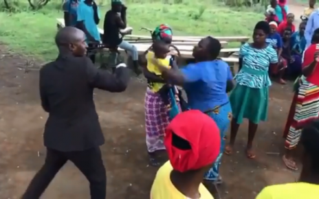 A rogue pastor was left with a major embarrassment after a lady betrayed him when he was performing fake miracles in a town during a crusade