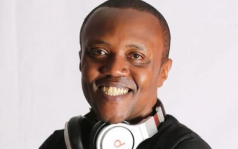 Senior bachelor, MAINA KAGENI, spotted kissing multiple women at Avery Lounge in Utawala – Fame is good (VIDEO).