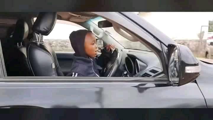 Uproar as a 4-year-old boy is spotted driving a Prado TX on a busy road – parents arrested (VIDEO).