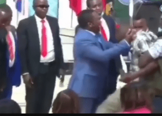 Hired man almost collapses after FAKE Pastor NG’ANG’A gave him a hot slap when performing a fake miracle-(VIDEO)