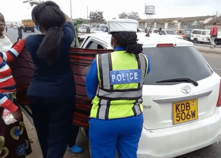 woman gives birth in a cab along Outering Road after hours in the traffic jam (VIDEO).