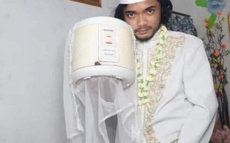 A man from Indonesia went viral on social media after he 'married' a rice cooker, an electric appliance used to make rice.