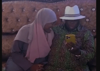 Latest romantic videos of MARY KILOBI pampering her husband FRANCIS ATWOLI in Garissa – This mzee is enjoying life.