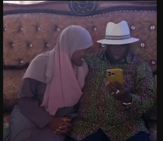 Latest romantic videos of MARY KILOBI pampering her husband FRANCIS ATWOLI in Garissa – This mzee is enjoying life.