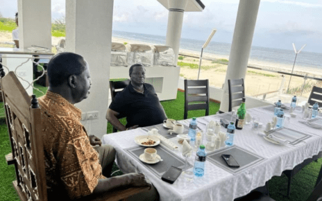 RAILA ODINGA and ATWOLI caught red handed with MPANGO WA KANDO in Mombasa – Ata Paka mzee hunywa maziwa! – PHOTO