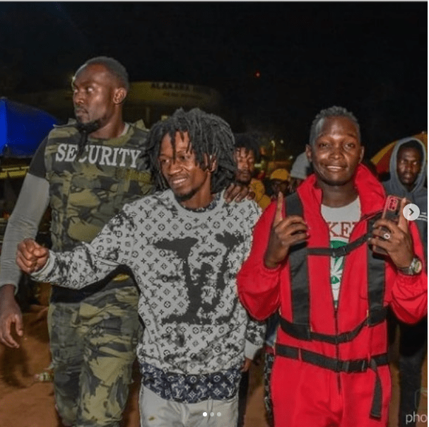 Sipangwingwi hitmaker, EXRAY, hires a bodyguard, days after pocketing RUTO’s money (PHOTOs).