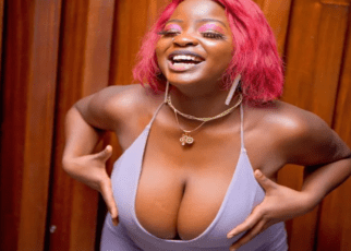 City slay queen causes a commotion at a popular club in Westlands after exposing her big ‘watermelons’ for all to see (PHOTOs).
